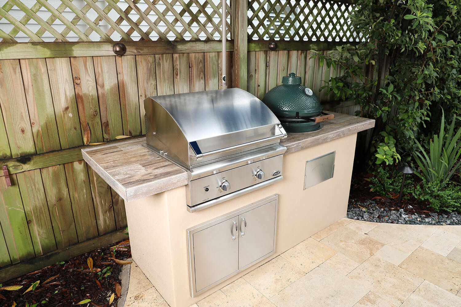 outdoor kitchen with dcs grill and big green egg