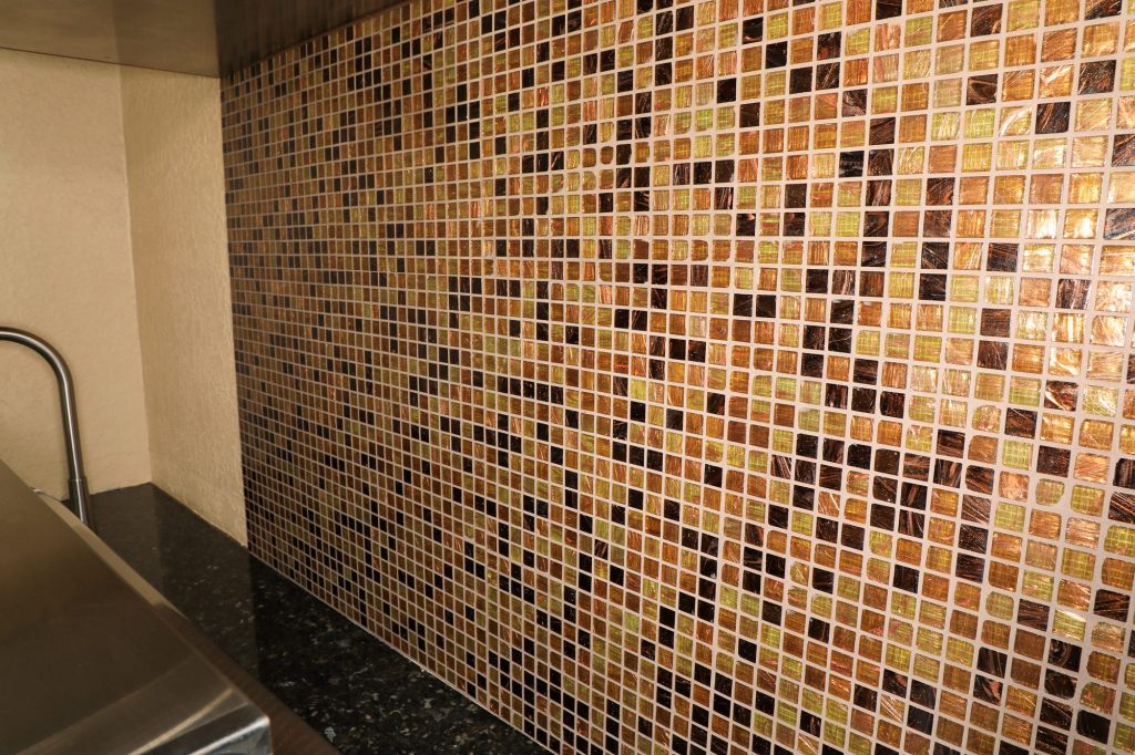 outdoor kitchen backsplash