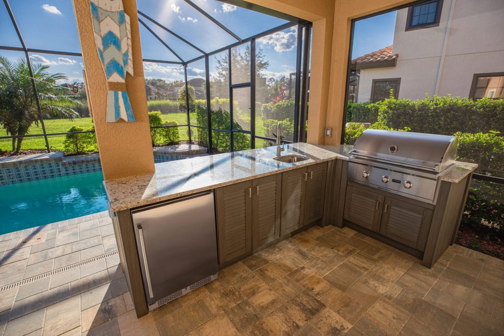 Coyote Outdoor L Shaped Outdoor Kitchen in Land o Lakes