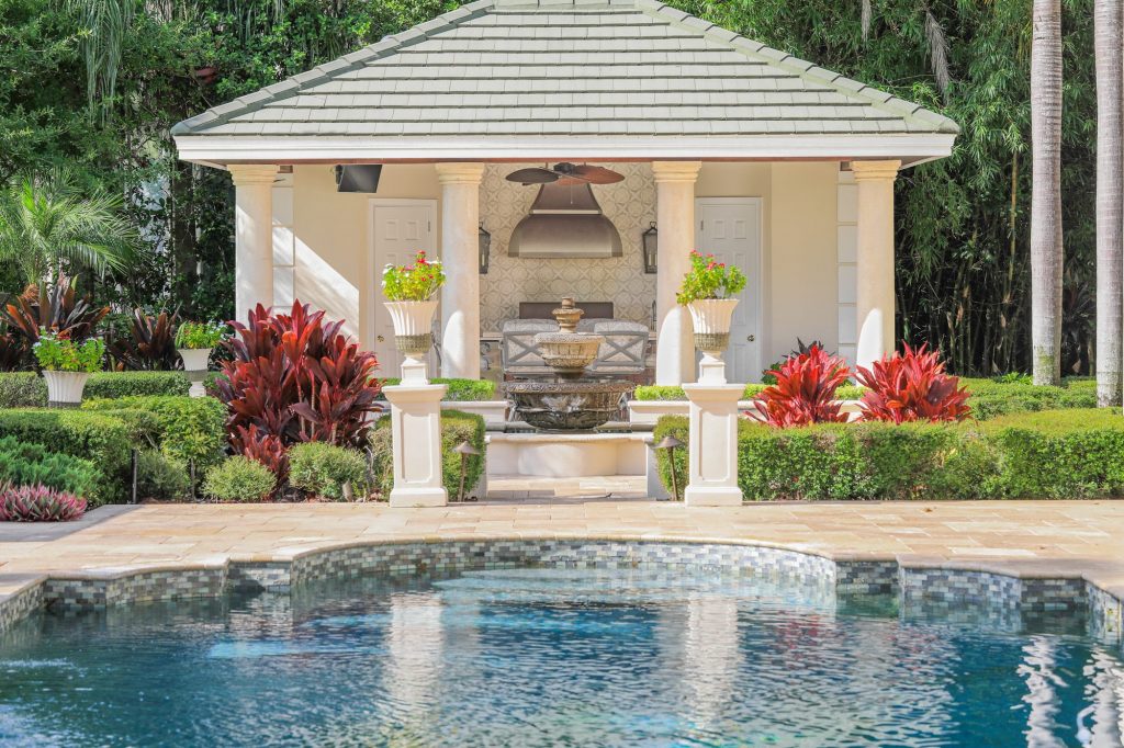 Custom Outdoor Kitchen With Vent Hood and Backsplash Tampa