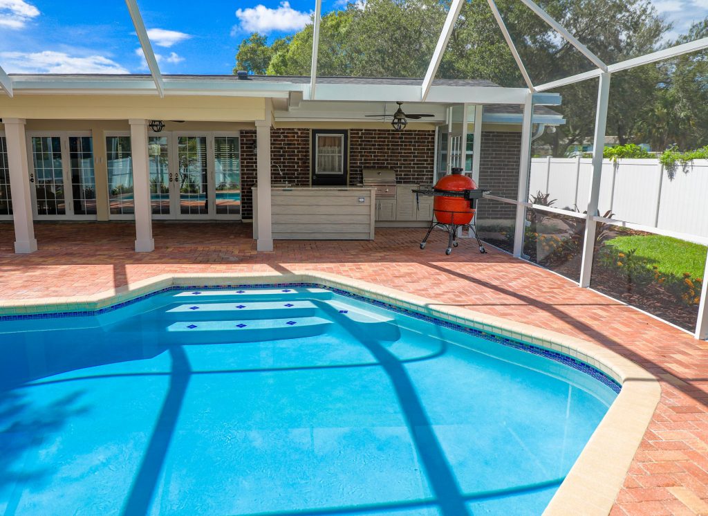 Outdoor Kitchen Island And Cabinets In Tampa